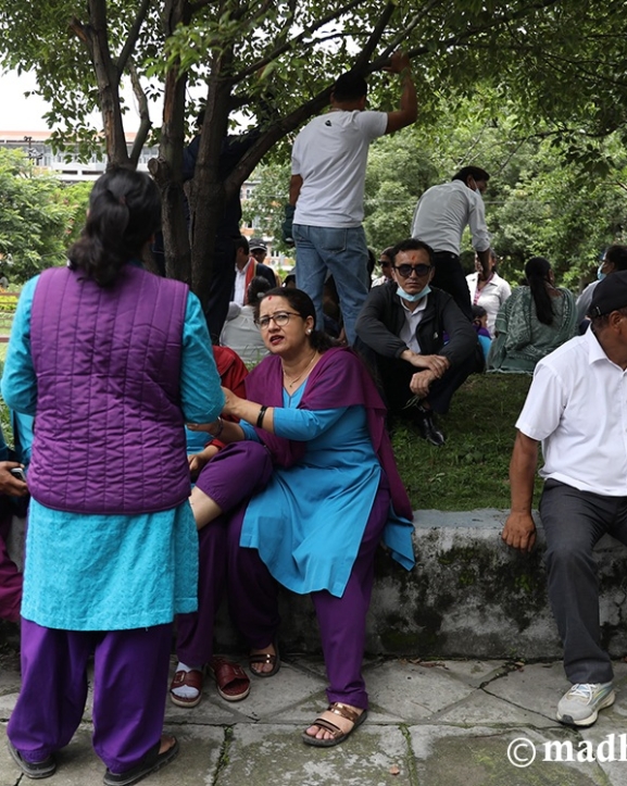 आज पनि करार कर्मचारीको सिंहदरबारमा धर्ना (तस्बिरहरू)