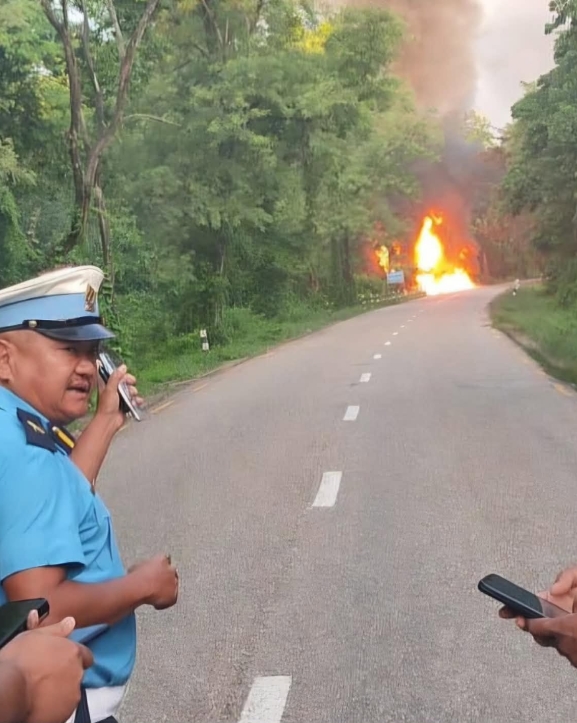 पेट्रोल बोकेको ट्यांकर दुर्घटनापछि आगलागी, चालक सकुशल