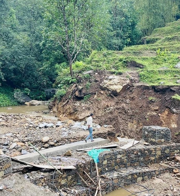 सङ्खुवासभामा पहिरोले पाँचखपन-चैनपुर सडक अवरुद्ध