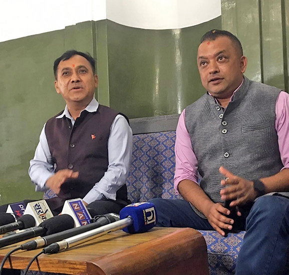 कांग्रेस महामन्त्रीद्वयको प्रतिवेदनमाथि छलफल, मध्यमार्गी बाटो खोजिने 