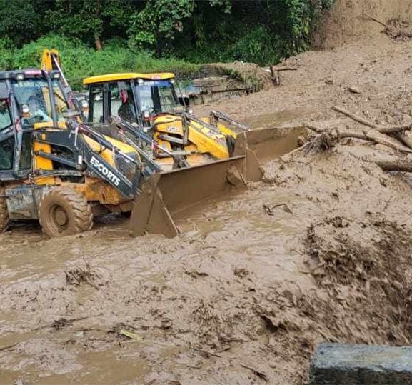 झ्याप्लेखोलामा पहिरोले पुरिएका बसबाट १४ जनाको शव निकालियो