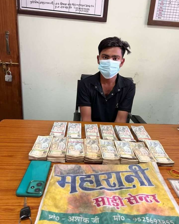 स्रोत नखुलेको १० लाख नेपाली रुपैयाँसहित भारतीय पक्राउ 