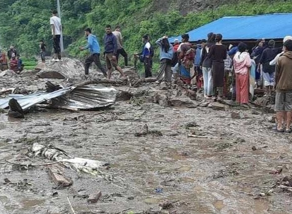 आठविसकोट बाढी : भूकम्पपछि बनाइएको अस्थायी टहरामा सुतेका थिए तीन बालिका