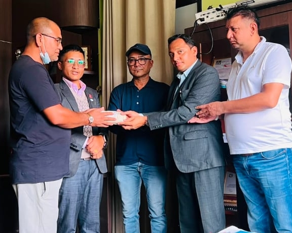 क्यान्सरबाट निधन भएकी डंगोलको परिवारलाई एनआरएनए एनसिसी कतारको समन्वयमा आर्थिक सहयोग