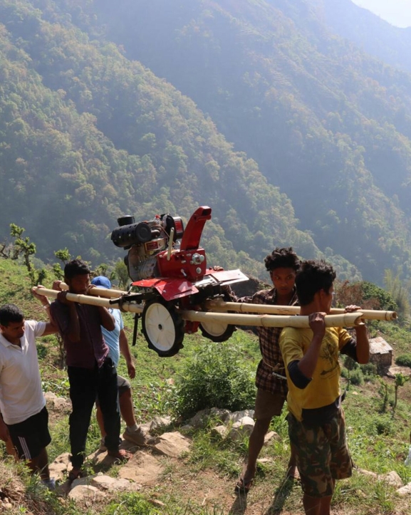 चितवनको कान्दामा दुई घण्टा बोकेर हाते ट्रयाक्टर पुर्‍याउँदा…!