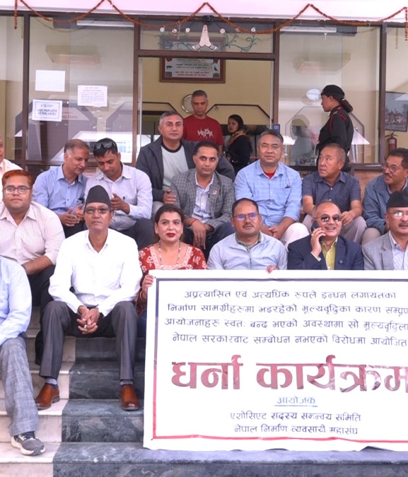 काम छोडेर निर्माण व्यवसायी आन्दोलनमा