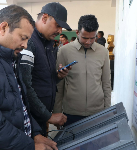 एमाले महाधिवेशन : प्रतिनिधिलाई भोटिङ मेसिनमा नमुना मतदान अभ्यास