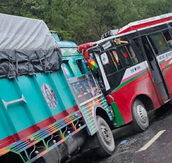 म्याग्दीको जलेश्वरमा बस र ट्रक एकआपसमा ठोकिँदा चालकसहित १५ जना घाइते