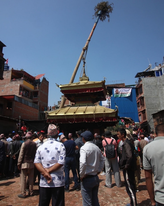 बिस्केट जात्राको अन्तिम दिन हात नभएको लिङ्गो ढालियो