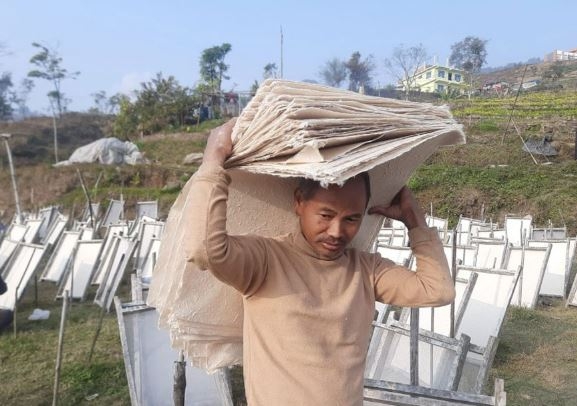 कागज उद्योगमा रमाउँदै पासाङ, वार्षिक कमाउँछन् २० लाख