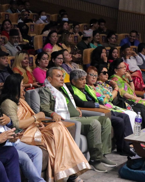 ब्लकबस्टर अवार्ड २०८२ : विपिन कार्की र मिरुना मगर वर्ष उत्कृष्ट