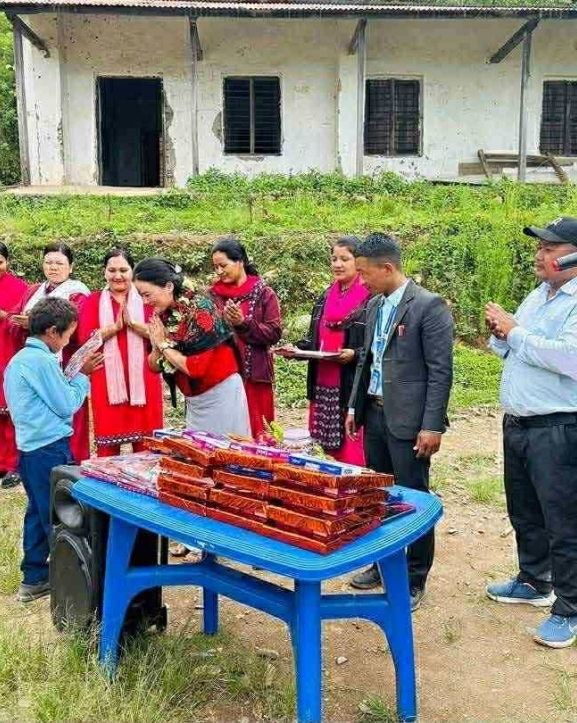 कलाकार गुरुङद्वारा कन्यादेवी माविका विद्यार्थीलाई शैक्षिक सामग्री वितरण