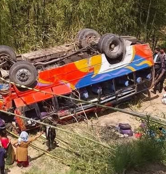 धनकुटामा बस दुर्घटना हुँदा एकको मुत्यु, १४ जना घाइते