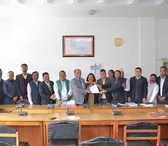 ट्रेड युनियन संजालले माओवादी अध्यक्ष दाहाललाई बुझाए मागपत्र