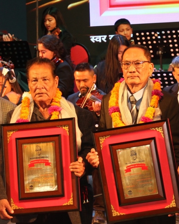 तीन श्रष्टा सम्मानित