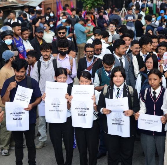 स्कुल, कलेज छाडेर सडकमा उत्रिए जेनजी