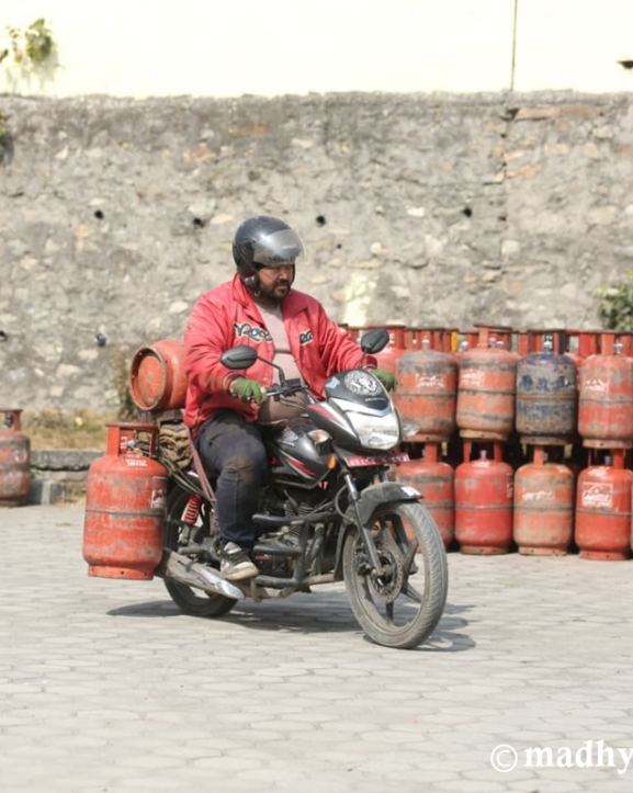 आयल निगमले नै बाँड्न थाल्यो ग्यास (तस्बिरहरू)