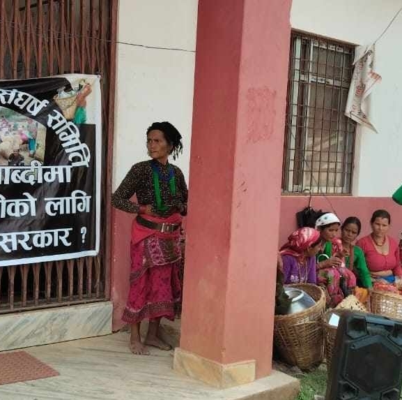 कुवा सुकेपछि पानीको हाहाकार, डोको र गाग्री बोकेर स्थानीयद्वारा पालिकामा धर्ना