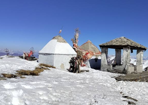 बडीमालिकामा भारी हिमपात: दुई जना पर्यटक सम्पर्कविहीन