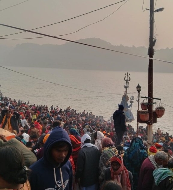 बिहानैदेखि त्रिवेणीधाममा श्रद्धालुको घुइँचो