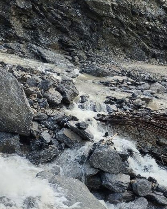 कोशी राजमार्गको भोटखोला खण्ड अवरुद्ध