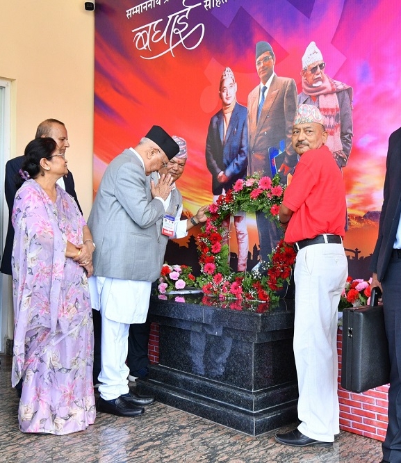 प्रधानमन्त्री ओलीद्वारा शीर्ष नेताको तस्बिरमा माल्यार्पण
