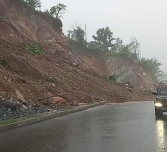 पहिरोका कारण मध्यपहाडी लोकमार्गमा अवरुद्ध