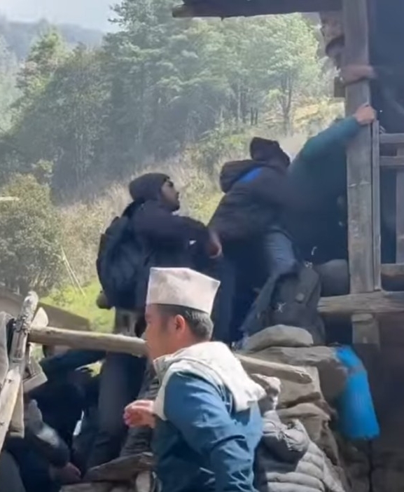 बाजुराको रानीसैनमाथि हुम्लाकाे पनि दाबी, कुटपिट र प्रहरी चौकी लुटपाटमा ५ जना घाइते