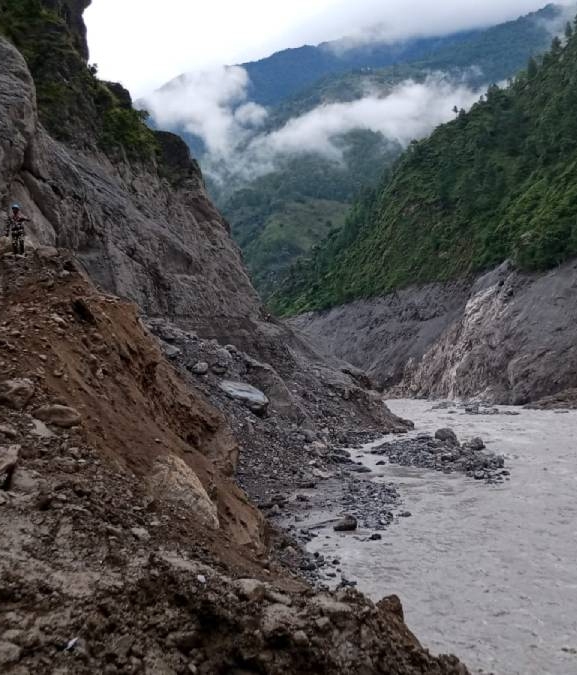 पहिरोले हुङ्गा खोला थुनियो, दुधकोशी तटीय क्षेत्रमा सावधानी अपनाउन आग्रह