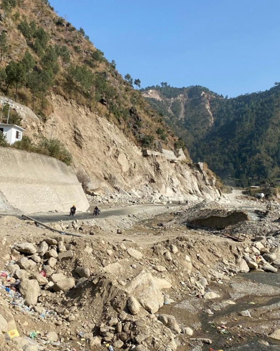 बेमौसमी वर्षाले ‘डाइभर्सन’ बगाएपछि विपी राजमार्ग अवरुद्ध, सवारीसाधन ‘होल्ड’