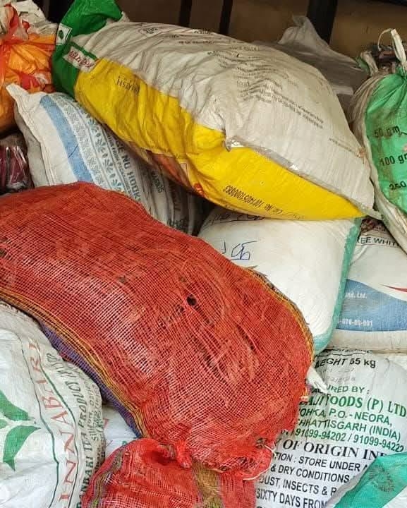 ३५ लाखभन्दा बढीको अवैध कष्मेटिक र सुर्ती बरामद