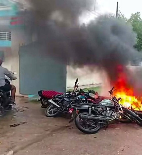 बारामा अस्पताल उद्घाटन विवाद उग्र, प्रहरीको गोली लागेर एक युवक घाइते