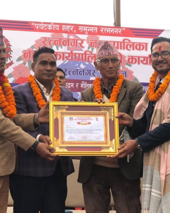 रत्ननगरको स्थापना दिवस : ई.उपाध्याय नगदसहित सम्मानित
