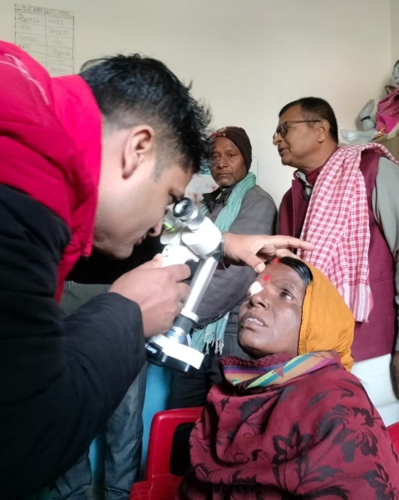 पर्साको भिखमपुरमा निःशुल्क आँखा शिविर, ३५ जनामा भेटियो मोतियाबिन्दु