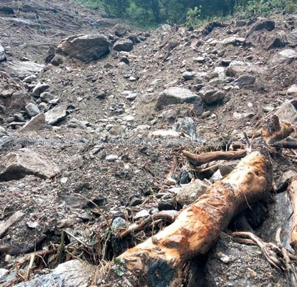 संखुवासभामा पहिरोले तीन घर बगायो