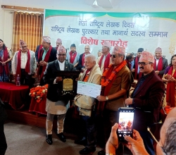 आख्यानकार ध्रुवचन्द्र गौतमलाई ‘राष्ट्रिय लेखक पुरस्कार’ प्रदान