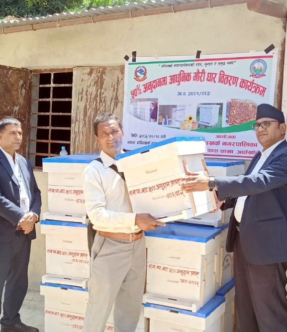 मौरीपालक किसानलाई अनुदानमा आधुनिक घार