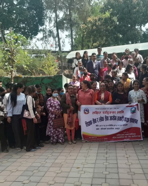 बेरोजगार युवायुवतीलाई लोकसेवा कक्षा पढाउँदै सन्धिखर्क