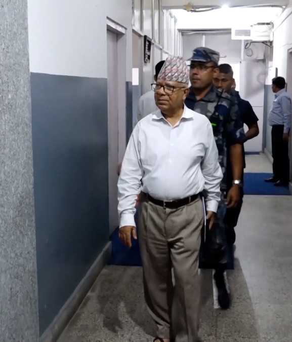संसदको अवरोध हटाउन बीचको उपाय खोज्नुपर्छ : माधव नेपाल