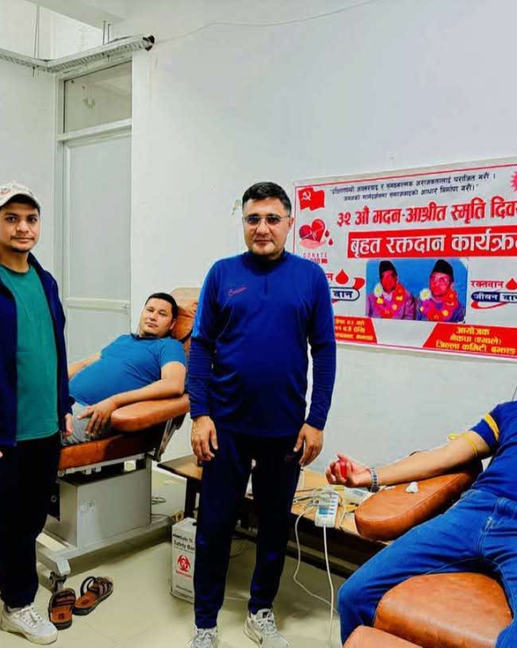 मदन-आश्रितको स्मृतिमा एमाले बझाङले गर्याे जिल्ला अस्पतालमा रक्तदान
