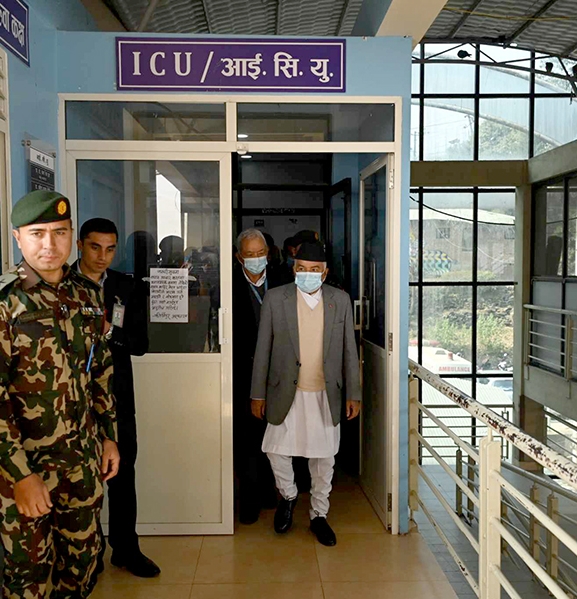 अर्थमन्त्री पौडेल र मेयर आचार्यको स्वास्थ्य अवस्था बुझ्न अस्पताल पुगे राष्ट्रपति पौडेल