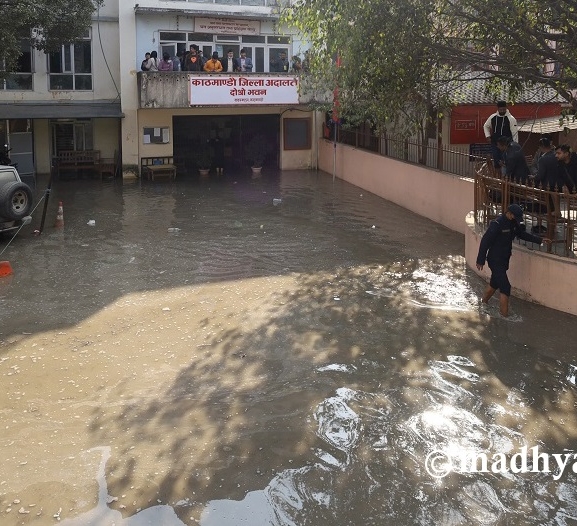 मेलम्ची खानेपानीको पाइप फुट्दा बबरमहल जलमग्न