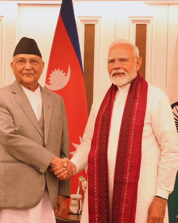 मोदीले एक्लै भेटे ओली
