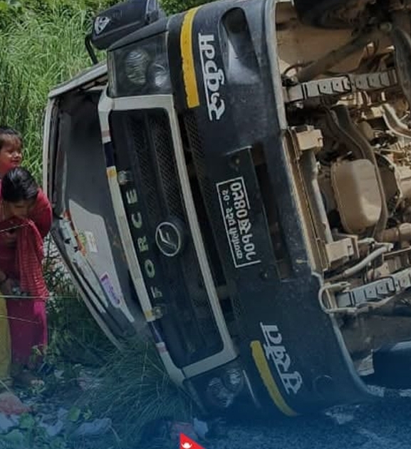 सुर्खेतमा फोर्स गाडी दुर्घटना हुँदा १९ जना घाइते, तीनको अवस्था गम्भीर