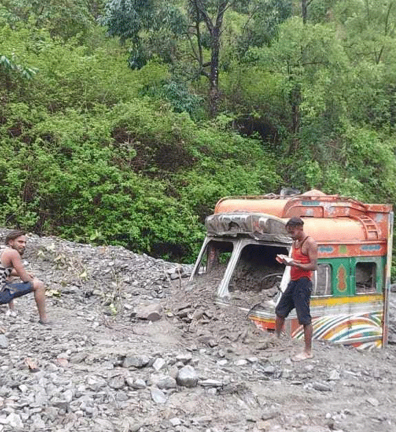 वर्षापछि रुकुमपूर्वकमा मध्य पहाडी लोकमार्ग अवरुद्ध, विद्युत् सेवा पनि प्रभावित
