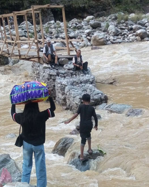 सडक र पुल नहुँदा जोखिमपूर्ण यात्रा गर्न बाध्य