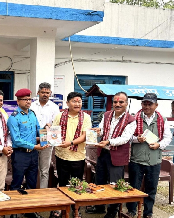 इलाका प्रहरी कार्यालयलाई पुस्तक सहयोग