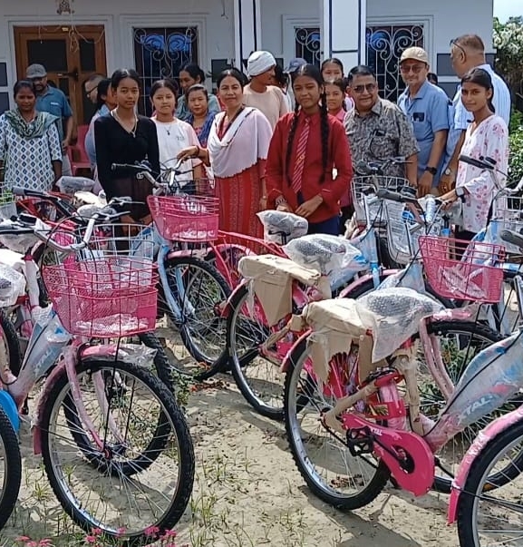 बालिकालाई साइकल सहयोग