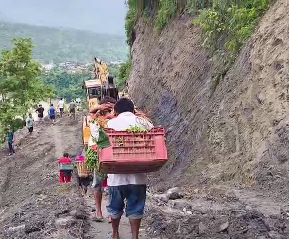 पहिरोको जोखिम मोलेर बजारसम्म कृषि उपज पुर्‍याउँदै धादिङका किसान