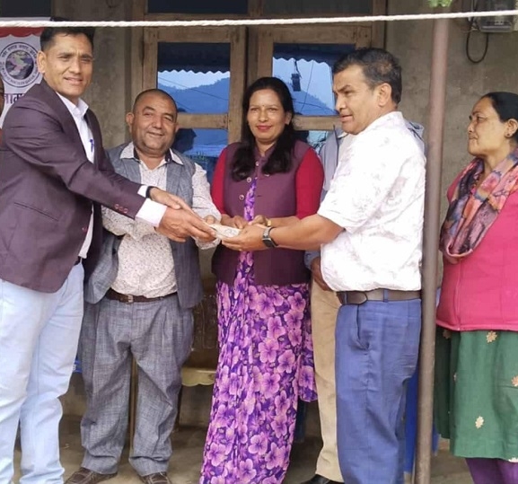 कतारमा मृत्यु भएका परियारको परिवारलाई आर्थिक सहयोग हस्तान्तरण